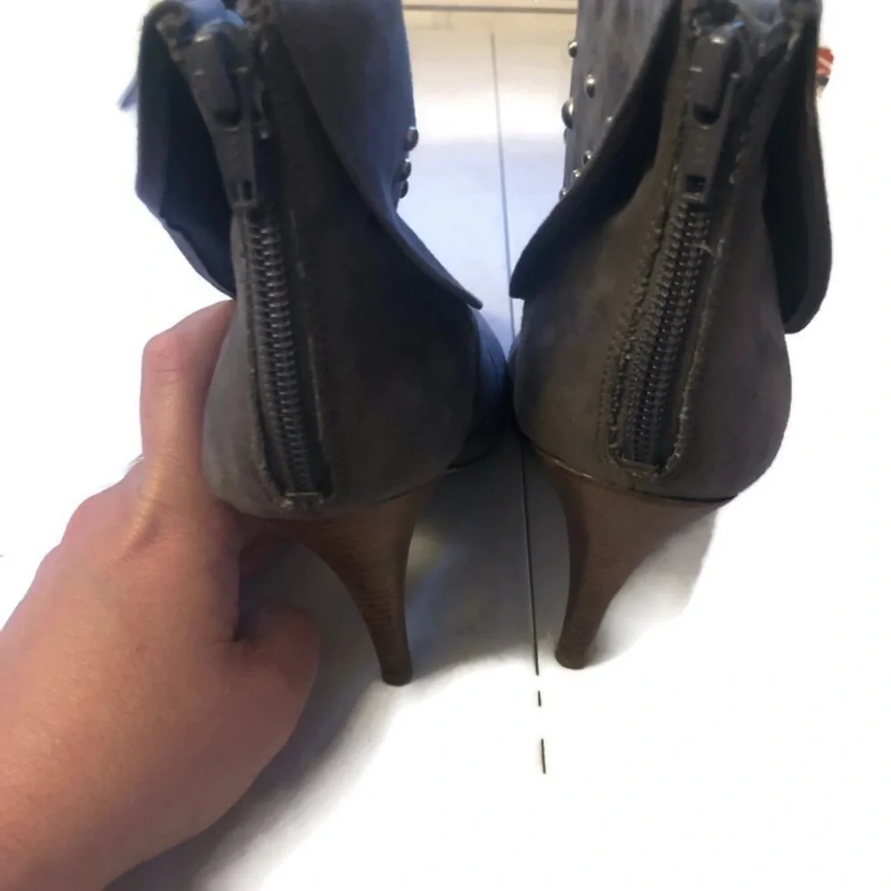 Unisa Womens Gray Booties With Metal Studs Sz 7.5